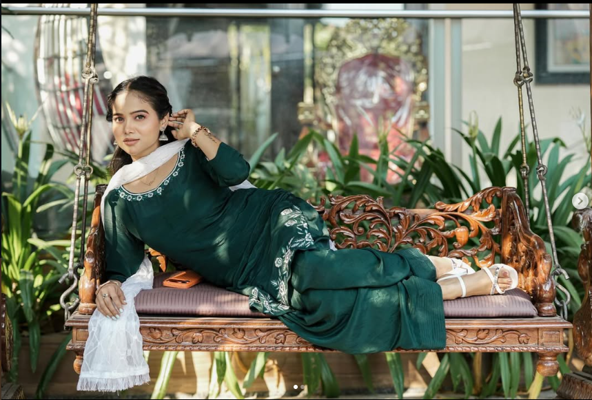 MANISHA - ROYAL ZAREEN
